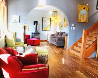 Eclectic Rossland House, Walk to town, Pet friendly #4789 - Rossland - Living room