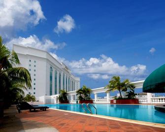 Berjaya Waterfront Hotel - ג'והור באהרו - בריכה