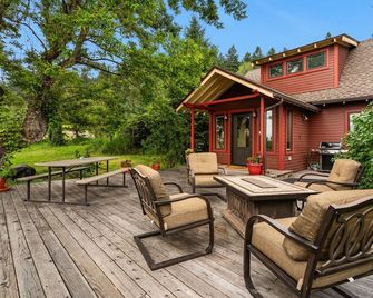 Sourdough Ranch Black Bear Cottage -Cozy Cottage Just 10 Minutes From Bozeman - Bozeman - Patio