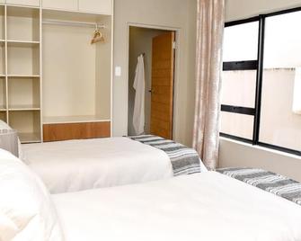 Amabwe Guesthouse - Grahamstown - Camera da letto