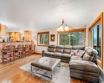 Experience Montana Cabins - Hummingbird Family Cabin #6 - Bigfork - Living room