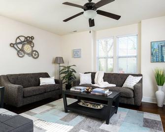 The Ol' Cottage @ Davidson - Davidson - Living room