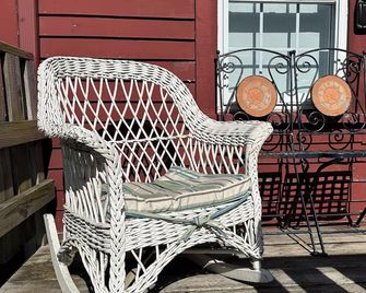 Captain's 2BR Suite. Best value, near everything, big yard, treehouse. No fees. - Bath - Innenhof