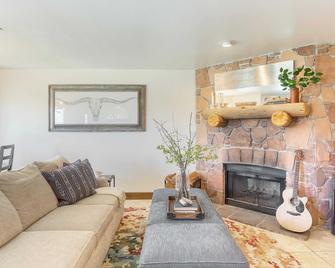 Snow King by AvantStay Close to the Slopes w Hot Tub - Park City - Living room
