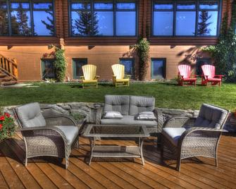 Overlander Mountain Lodge - Hinton - Patio