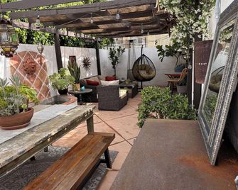 Centrally Located, Private Bungalow with AC and parking space - San Diego - Patio