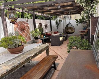 Centrally Located, Private Bungalow with AC and parking space - San Diego - Innenhof