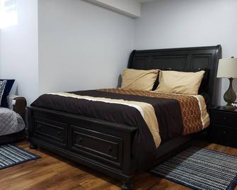 Luxurious 1BR - 1BA Apt Modern Bright with free parking-pc - Брамптон - Спальня