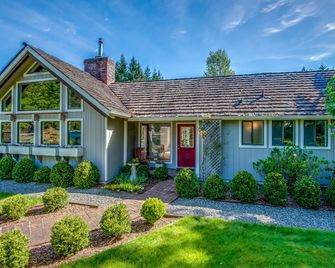 Mountain Modern Guest Home-3 acre Lawns, Pond and Gardens - Kent - Building