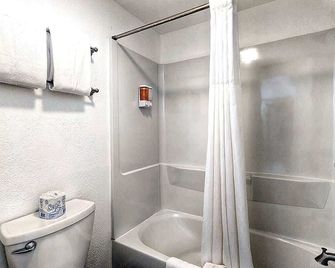 The Fountain Creek Inn | Summit Queen | #205 - Manitou Springs