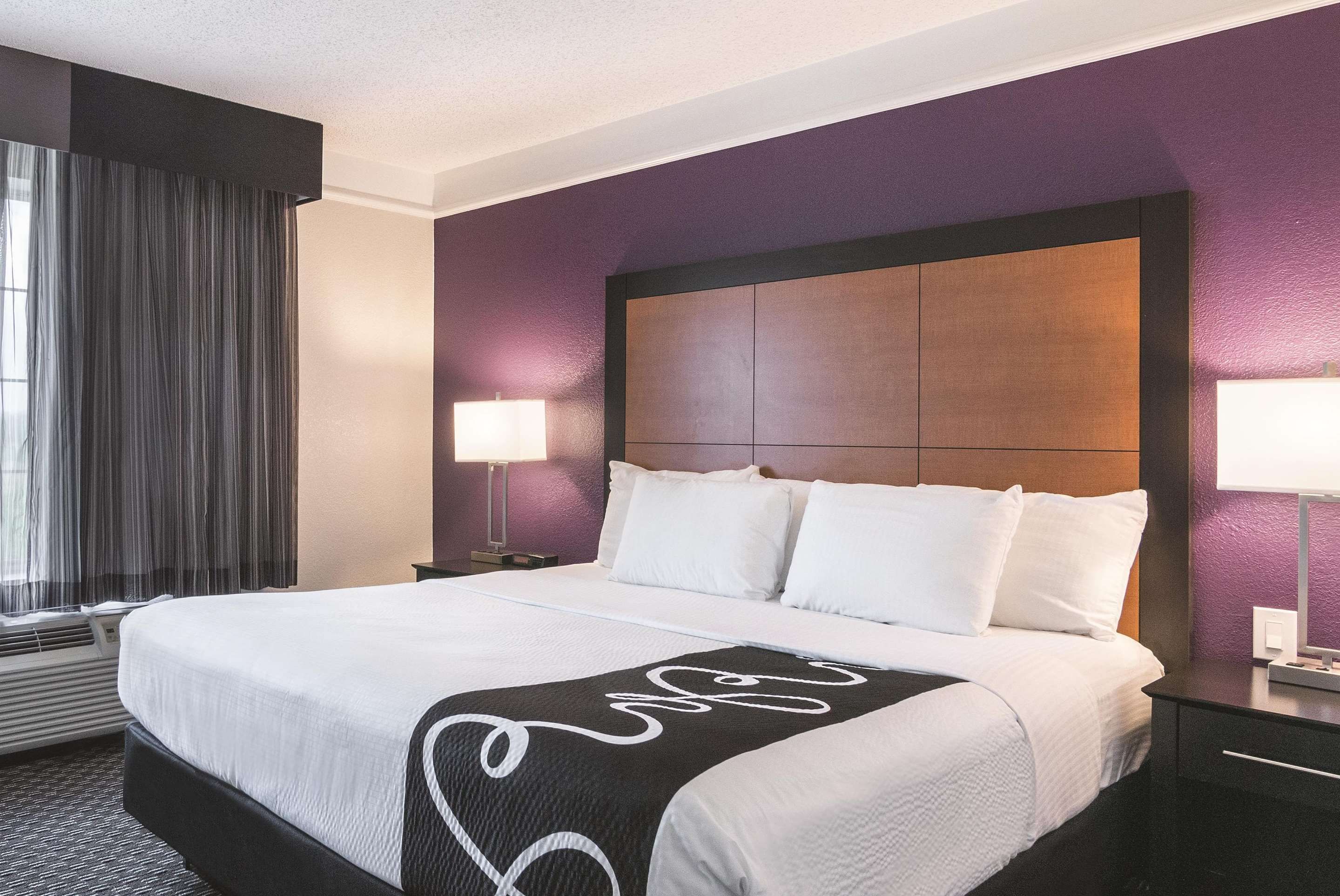La Quinta Inn and Suites by Wyndham Orlando Airport