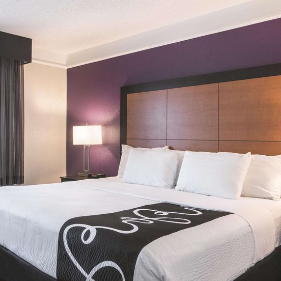 La Quinta Inn and Suites by Wyndham Orlando Airport image 1
