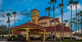 La Quinta Inn & Suites by Wyndham Orlando Airport North - Orlando - Budynek