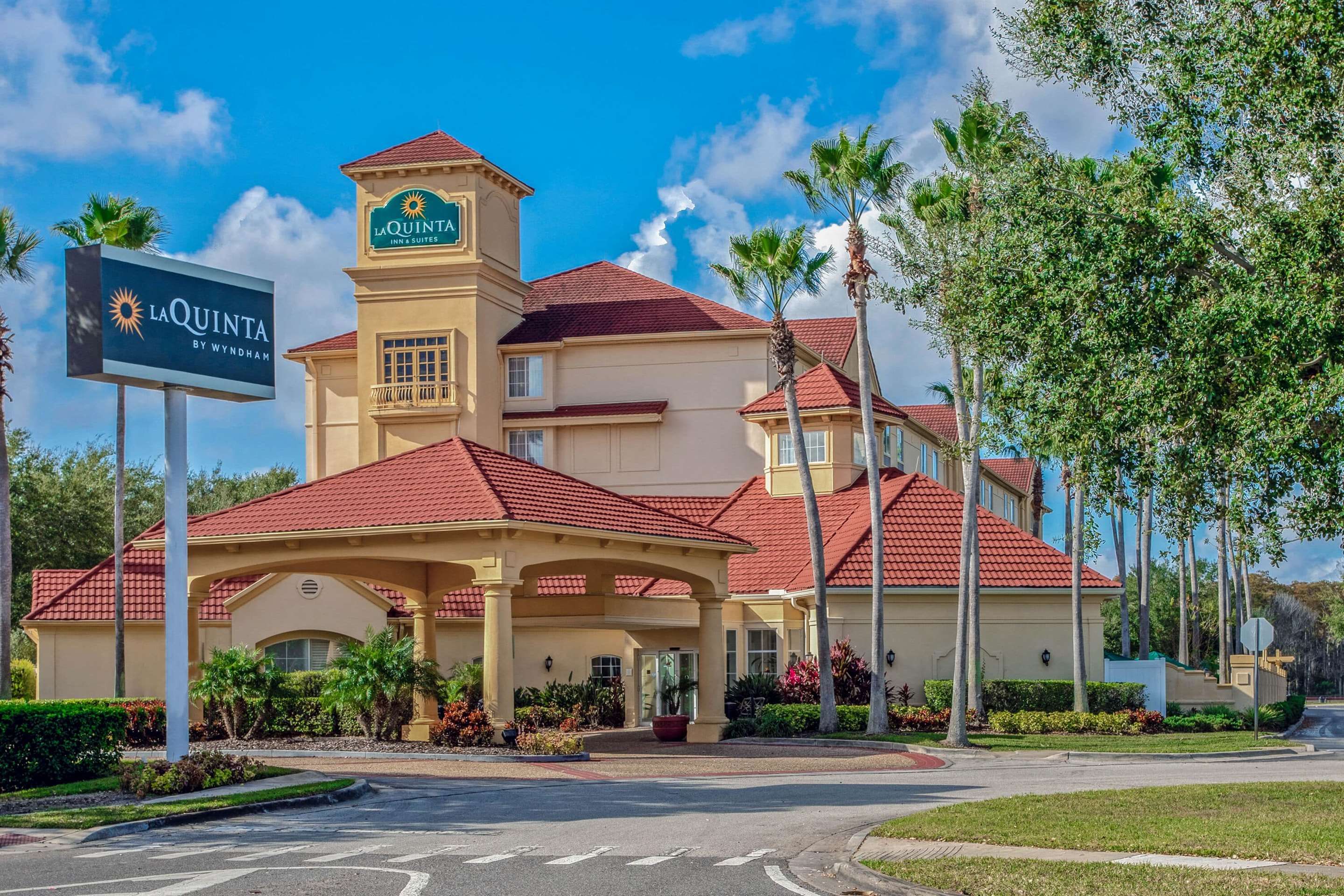 La Quinta Inn and Suites by Wyndham Orlando Airport thumbnail 3