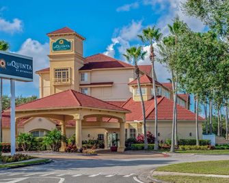 La Quinta Inn & Suites by Wyndham Orlando Airport North - Orlando - Edificio