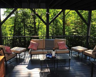 Timberdoodle-a mountainside treehouse - Egremont - Balcón