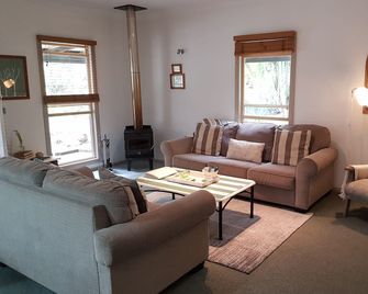 Kiwarrak Country Retreat - Taree - Living room