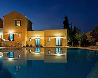 Iliopetra - Douliana - Piscina