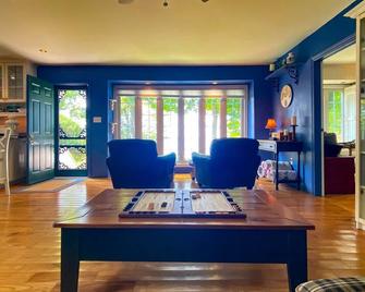 Elmslie Oasis - Stunning lake views - Private Lake Access - Bluewater - Living room