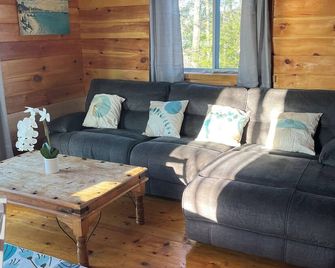 New spacious-charming one bedroom cottage with loft at Wilson Lake Country Club - Wilton - Sala de estar