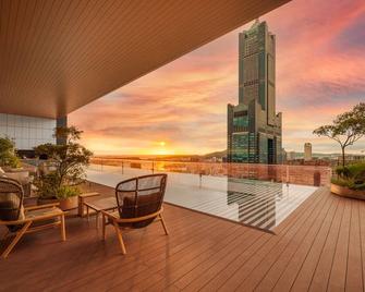 تاي إيربان ريزورت - مدينة كاوهسيونغ - شرفة