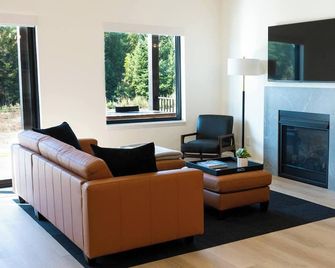 Lakeside Crest Estate Cottages - Lakeside - Living room