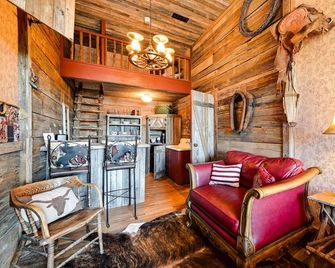Western-Themed Decatur Studio On Main St - Decatur - Вітальня