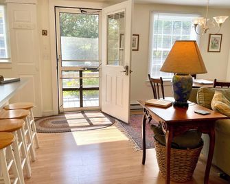 Arrowsmith Cottage - Oak Bluffs - 1 mi to Eastville Point Beach via bike path. - Oak Bluffs - Comedor