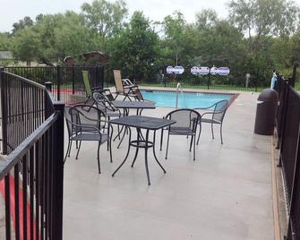 Yorktown Inn And Suites - Yorktown - Piscina