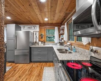 Pet friendly cabin with WiFi, AC and workspace in gorgeous Mount Hood Village - Mount Hood Village - Kitchen