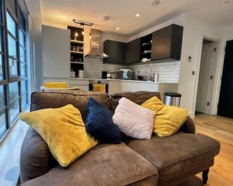 Modern & Stylish 1 Bedroom Flat - London - Living room