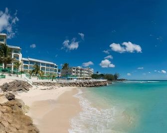 Perfect Beach Getaway in Barbados! Balcony, Outdoor Pool, Free Parking! - Oistins - Strand