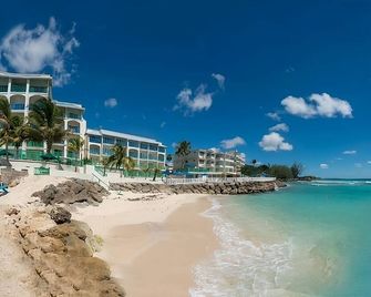 Perfect Beach Getaway in Barbados! Balcony, Outdoor Pool, Free Parking! - Oistins - Pláž