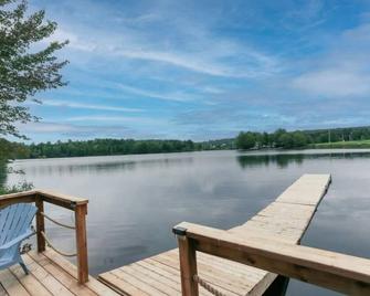 Moon Shadow Modern Lakehouse - Windsor Forks