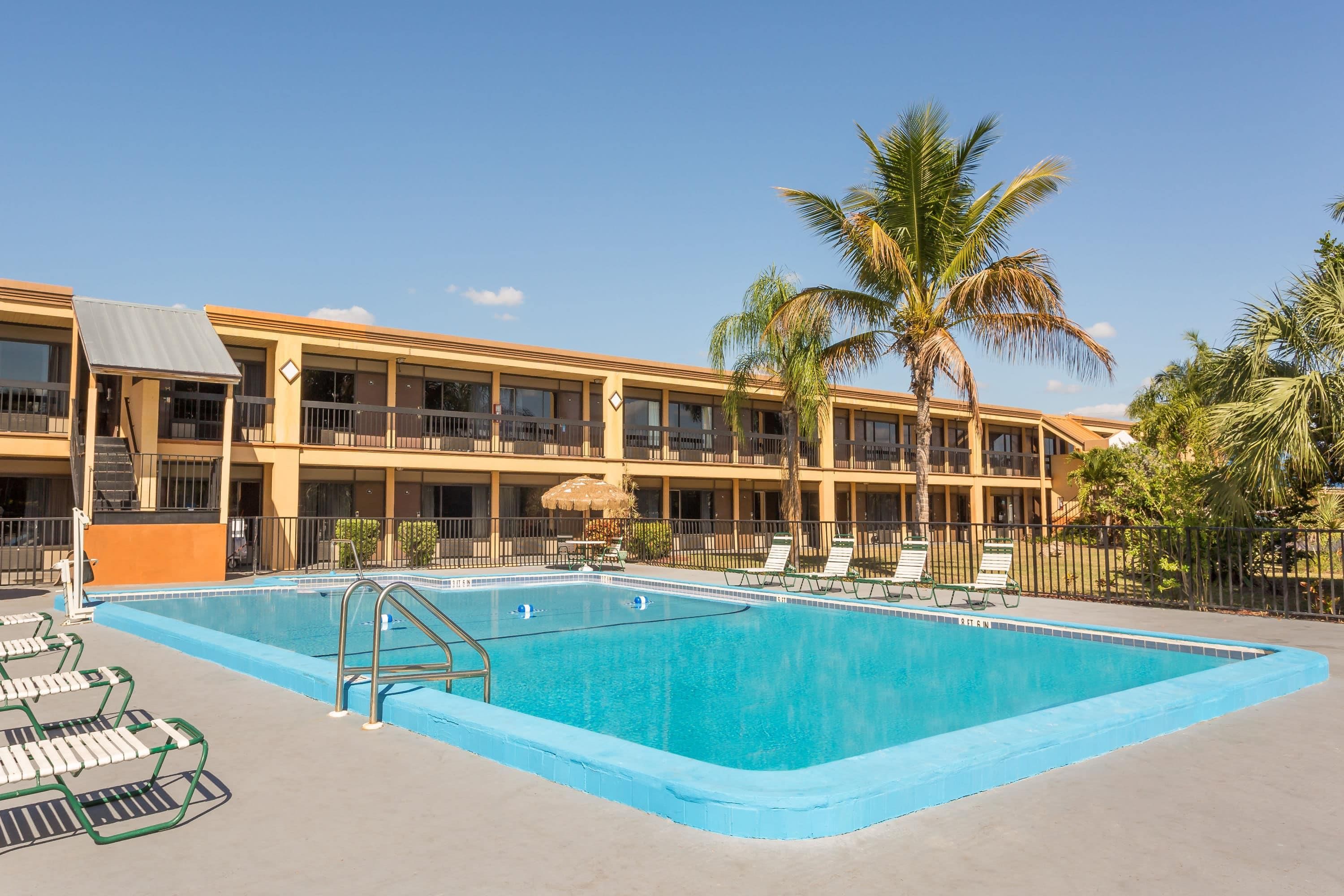 Travelodge by Wyndham Fort Myers North - North Fort Myers - Piscina
