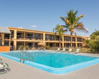 Travelodge by Wyndham Fort Myers North - North Fort Myers - Zwembad