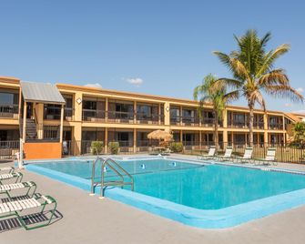 Travelodge by Wyndham Fort Myers North - North Fort Myers - Piscina