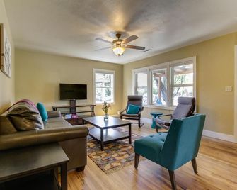 Modern cottage charm & walk to Downtown Bend - Bend - Living room