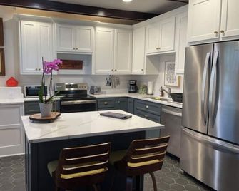Charming 3BR 2BA furnished pet-friendly house WiFi AC in downtown Sheffield AL - Sheffield - Cocina