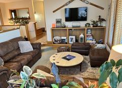 Yellowstone Country Home - Launchpad For A Trip Of A Lifetime! - Livingston - Living room