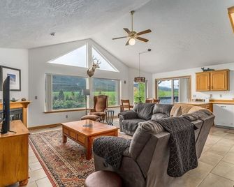 Breathtaking Mountain View Townhouse by the River - Kellogg - Living room
