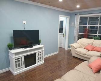 Windspire Inn - Saugeen Shores - Living room