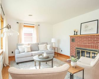 Pine Grove Cottage - Chambersburg - Living room