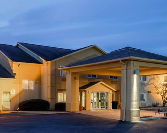 La Quinta Inn & Suites by Wyndham Frankfort - Frankfort - Building