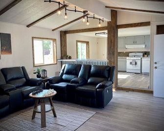 The Man Cave. Perfect for traveling workers and a great place for families - Greybull - Living room