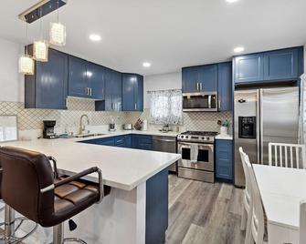 Modern City Ranch 3 Bdrm Family Home Acc - Palmdale - Kitchen