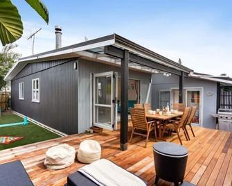Whanga Beach Bach and Sleep-out - Whangamata - Patio