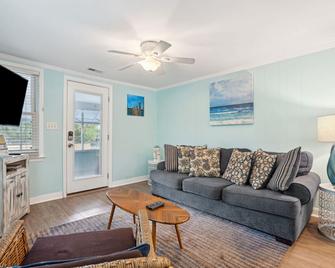 Renovated & Only 2.5 Blocks to Shops & Restaurants - Folly Beach - Living room
