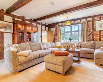 Fabulous looking property with an abundance of beams. - Ipswich - Living room