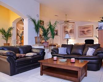 Desert Hills Paradise By Signature Vacation Rentals - New River - Living room